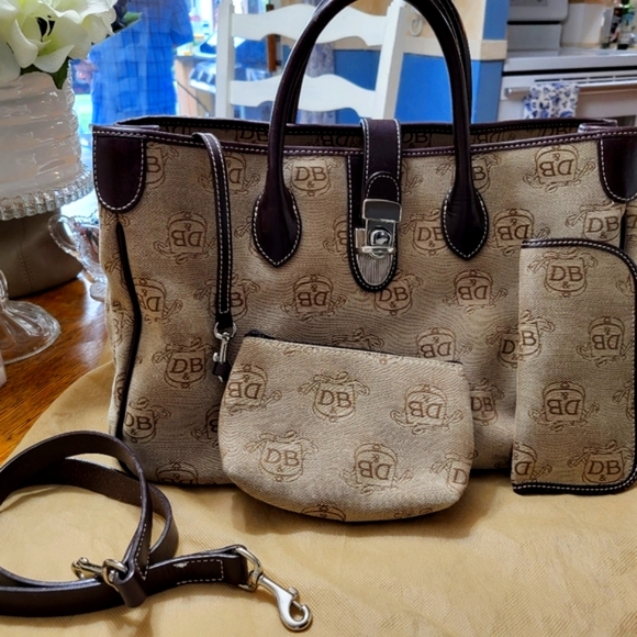 Dooney & Burke Tote with extras - Picture 8 of 10